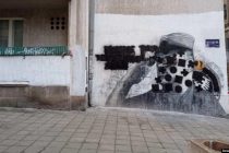 Precrtan mural ratnom zločincu Ratku Mladiću u Beogradu