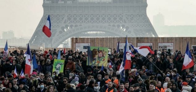 Demonstracije na ulicama Pariza protiv uvođenja novih covid mjera