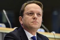 Trideset europarlamentaraca traži istragu protiv Varhelyja zbog pomaganja Dodiku