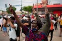 Stotine ljudi u Minneapolisu protestiralo zbog ubistva Afroamerikanca