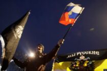 Skup podrške Rusiji i Putinu u Bratuncu i Beogradu: Skandiranje Ratku Mladiću