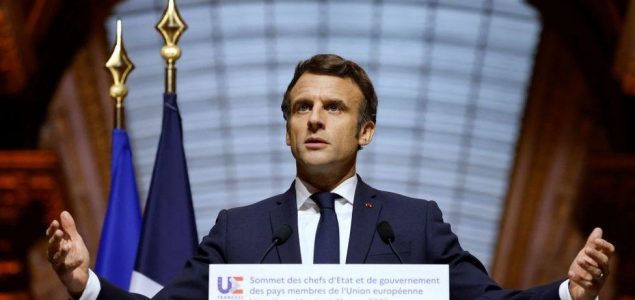 Macron: Škole će biti neumoljive u zabrani nošenja muslimanskih abaja