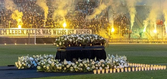 Hiljade su se oprostile od Ivice Osima: „Fudbal je bio njegova religija“