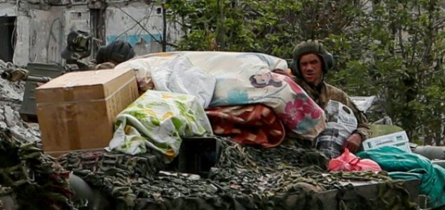 Ukrajinska porodica prepoznaje svoju imovinu na fotografiji ruske pljačke