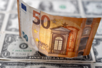 Dolar i evro skoro izjednačeni prvi put u 20 godina