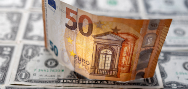 Dolar i evro skoro izjednačeni prvi put u 20 godina