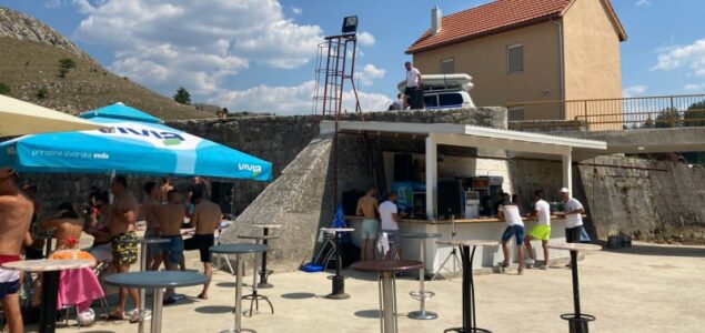 Gacko: Plažni bar naslonili na kulturno-istorijski spomenik, a struju “pozajmljuju” od RiTE