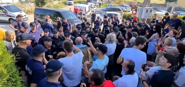 Sramotno: U Livnu specijalna policija nasilno sklanja mještane koji protestuju za spas izvora vode
