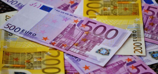 Euro u odnosu na američki dolar pao na najniži nivo u dvadeset godina