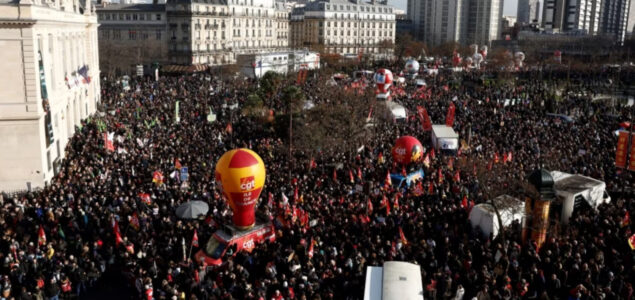 Talas štrajkova u Francuskoj ne pomijera Macrona u odluci o penzionim reformama
