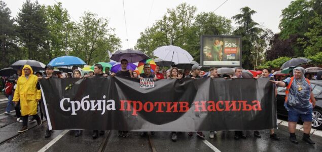 Na protestu protiv nasilja u Beogradu demonstranti okružili javni servis