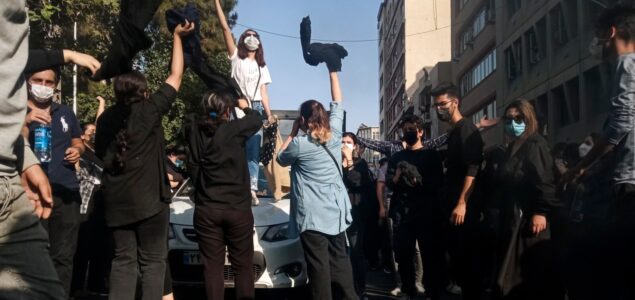 Jača pritisak na porodice ubijenih demonstranata uoči godišnjice protesta u Iranu
