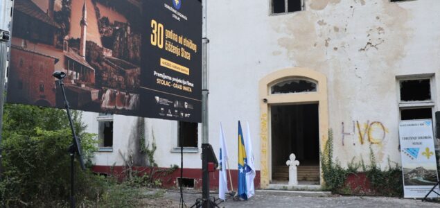 Polaganjem cvijeća na platou ispred bivše Koštane bolnice u Stocu obilježena je 30. godišnjica stradanja i progona Bošnjaka Stoca