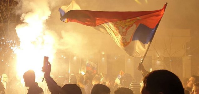 Povezivanje Srbije sa američkom populističkom desnicom