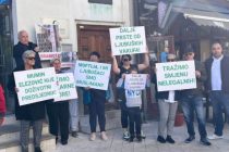 Protest ispred Mostarskog muftijstva: Vratite nam džamije
